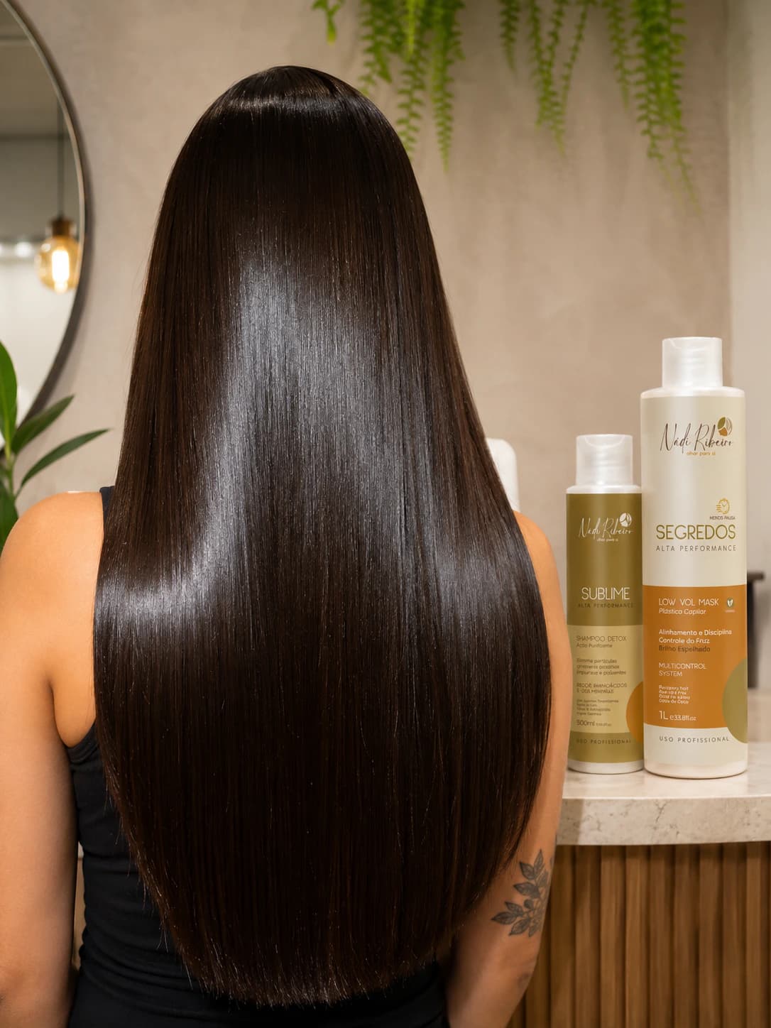 Cabelo longo, alinhado e brilhante ao lado do kit Nádi Ribeiro