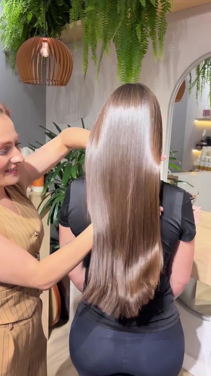 Nádi Ribeiro demonstrando o acabamento do cabelo no salão