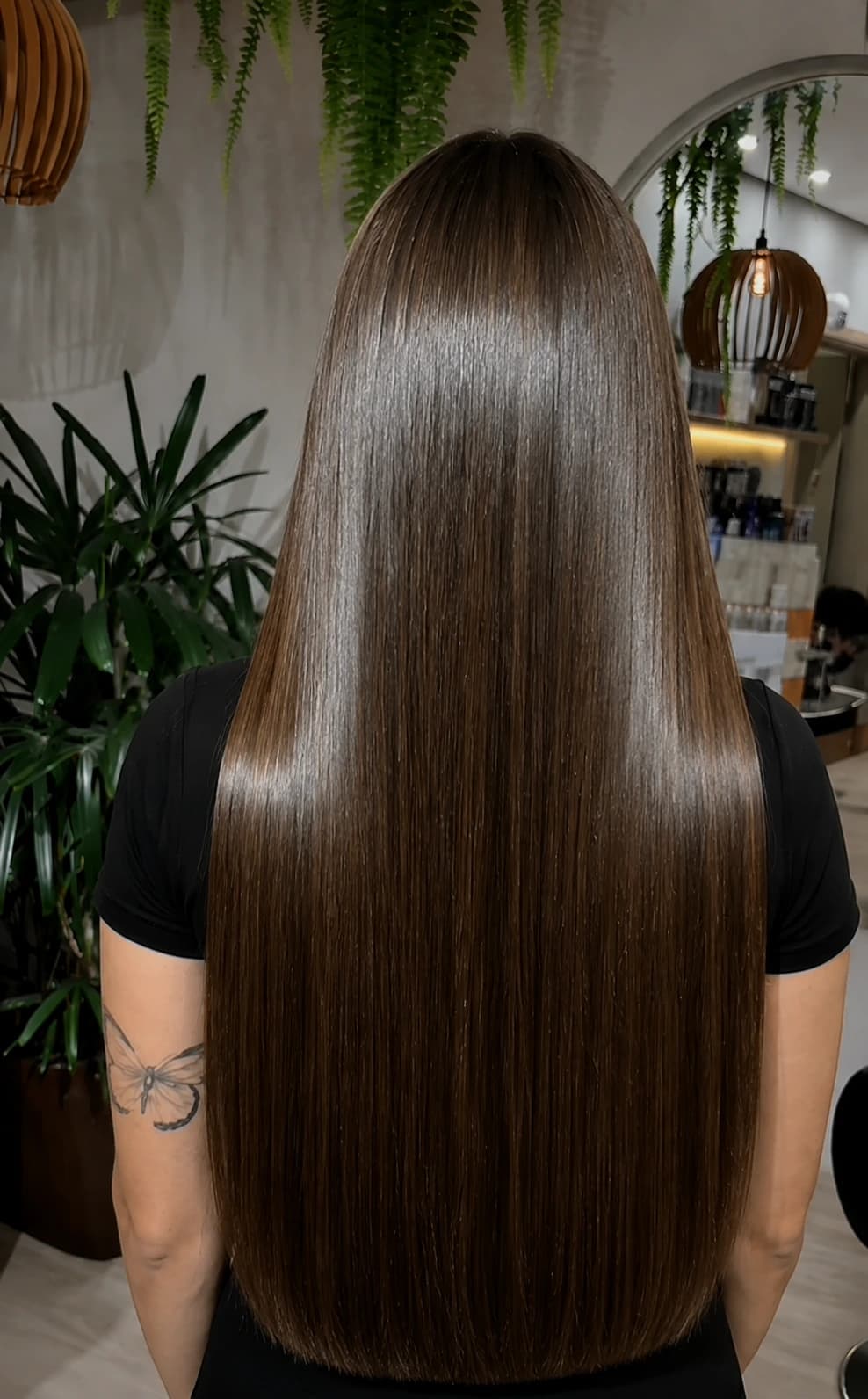 Cabelo alinhado e com brilho após o tratamento Nádi Ribeiro